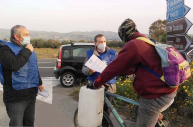 Gli stranieri che lavorano nelle campagne di Mineo informati e sensibilizzati da ALS-MCL Sicilia sui loro diritti 